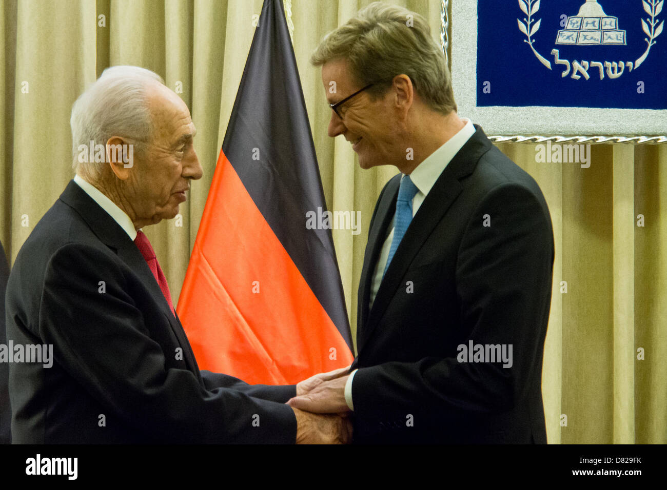Jérusalem, Israël. 17 mai 2013. Le président israélien Shimon Peres (L), serre la main du ministre des Affaires étrangères de la République fédérale d'Allemagne, Guido Westerwelle (R), au début d'un travail diplomatique, réunion à la résidence des présidents. Jérusalem, Israël. 17-mai-2013. Le président israélien Shimon Peres héberge Ministre des affaires étrangères de la République fédérale d'Allemagne, Guido Westerwelle, pour une réunion de travail diplomatique à la résidence des présidents. Credit : Alon Nir / Alamy Live News Banque D'Images