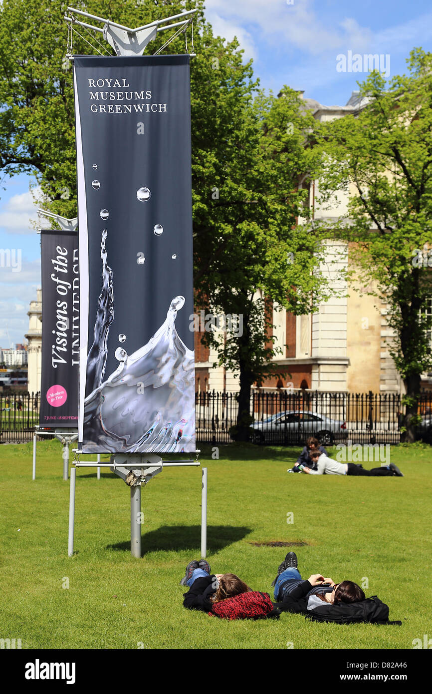 Les gens se reposant dans le Parc National Maritime Museum de Greenwich, Londres, Angleterre Banque D'Images