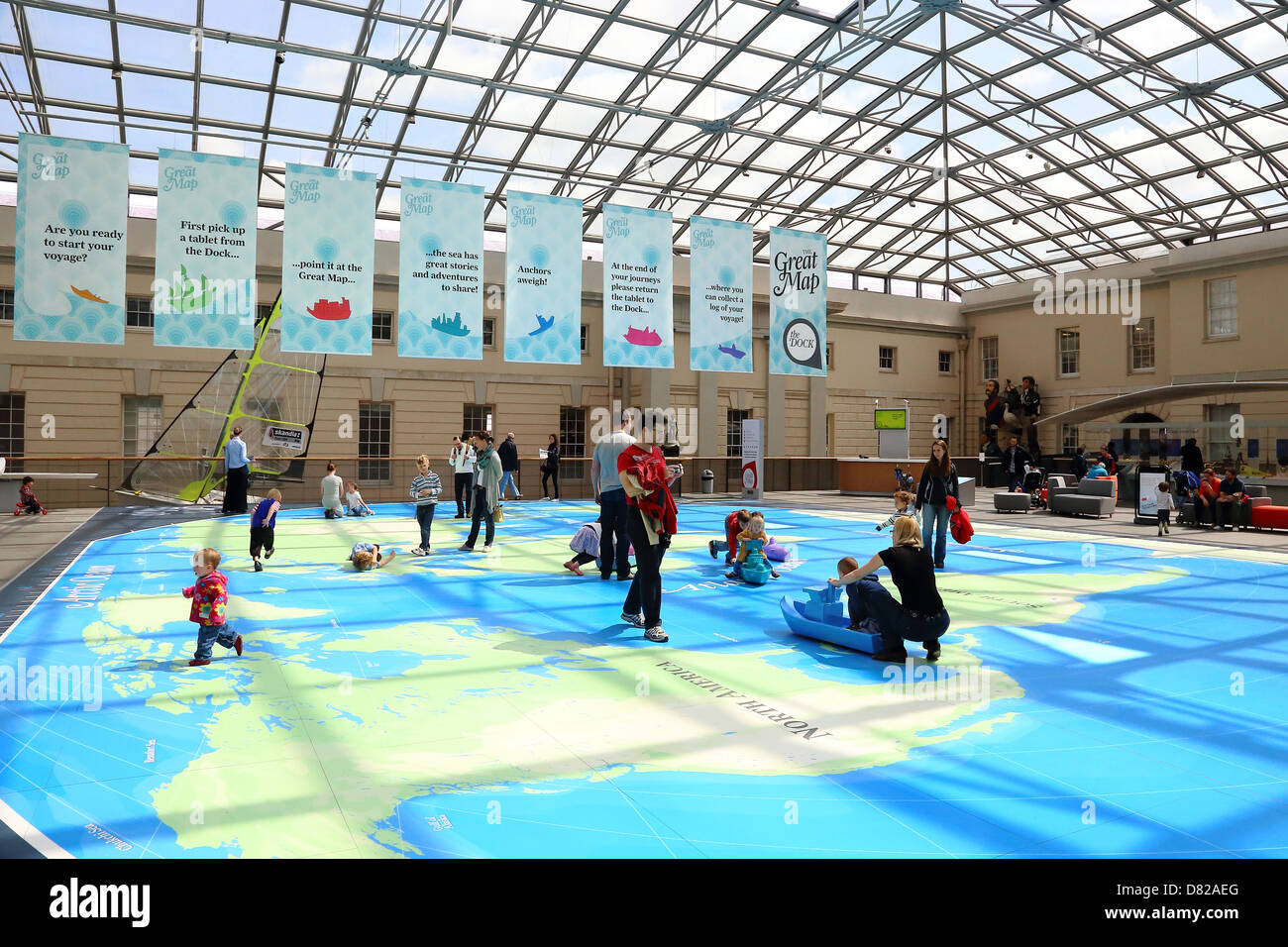 Enfants jouant dans le National Maritime Museum de Greenwich, Londres, Angleterre Banque D'Images