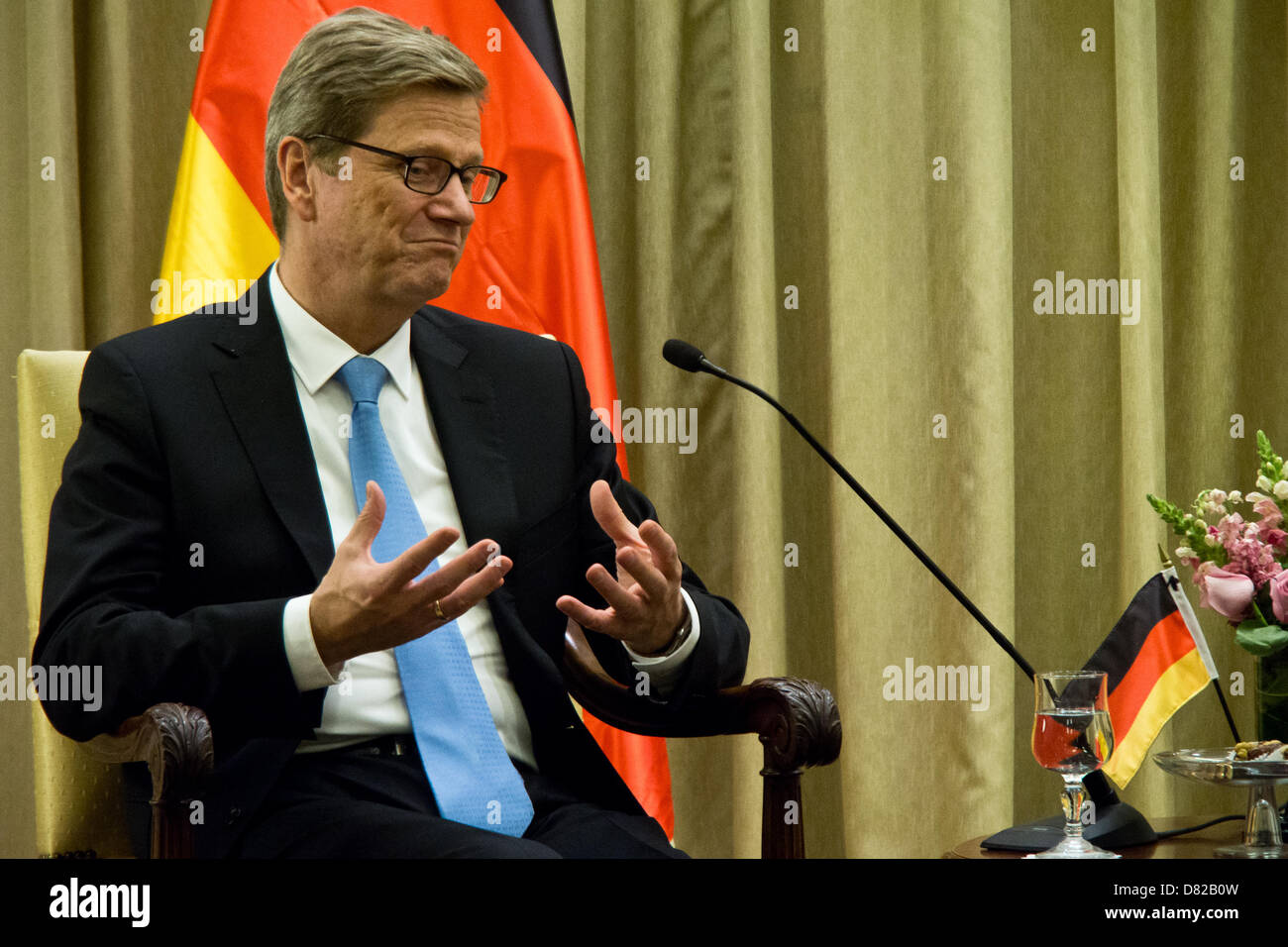 Jérusalem, Israël. 17 mai 2013. FM allemand, Guido Westerwelle, remercie le Président Peres pour son accueil et fait une déclaration sur des questions centrales dans la région, le renforcement de la coopération entre les pays et exprime son soutien à l'initiative de paix nous Kerry. Jérusalem, Israël. 17-mai-2013. Le président israélien Shimon Peres héberge Ministre des affaires étrangères de la République fédérale d'Allemagne, Guido Westerwelle, pour une réunion de travail diplomatique à la résidence des présidents. Credit : Alon Nir / Alamy Live News Banque D'Images