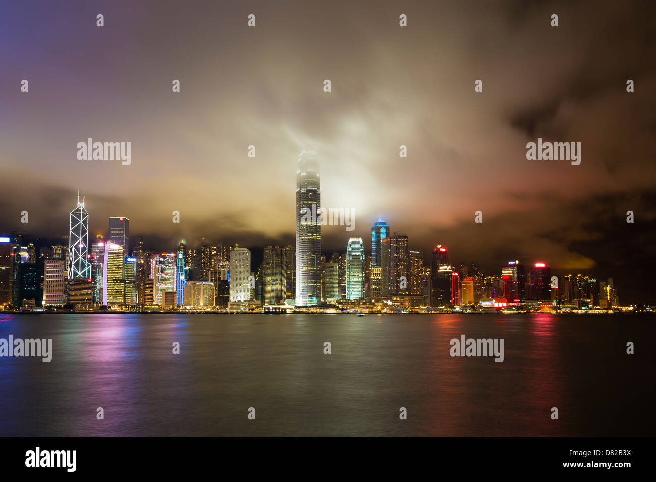 Hong Kong Skyline at night à travers le Victoria Harbour Banque D'Images