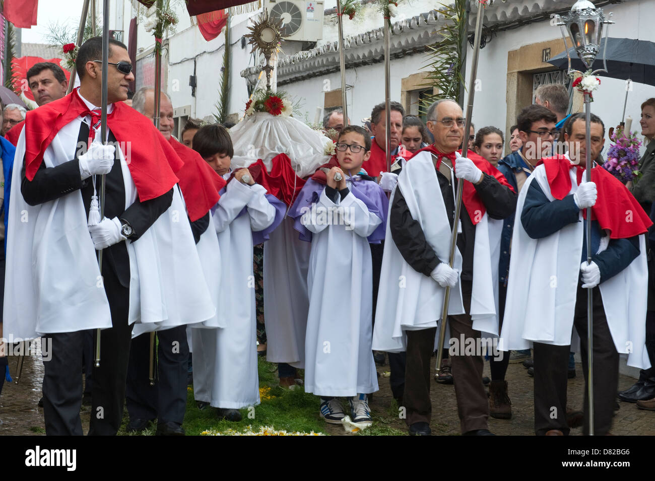 Les garçons et les hommes qui prennent part à la Fleur des torches Festival de Pâques dimanche São Brás de Alportel Algarve Portugal Europe Banque D'Images