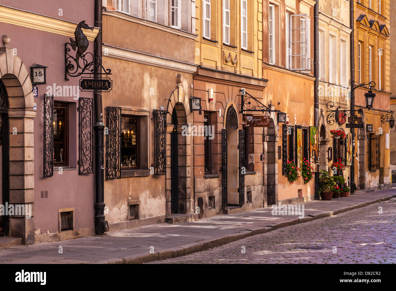 Petite rue pavée de Stary Rynek (place du vieux marché), dans le quartier historique de Stare Miasto (vieille ville) à Varsovie, Pologne. Banque D'Images