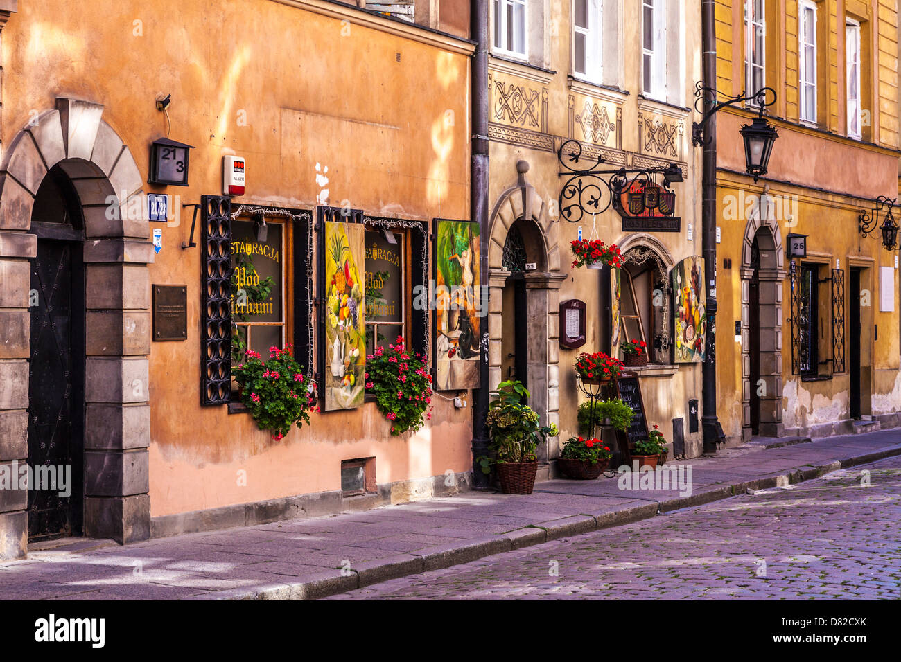 Petite rue pavée de Stary Rynek (place du vieux marché), dans le quartier historique de Stare Miasto (vieille ville) à Varsovie, Pologne. Banque D'Images