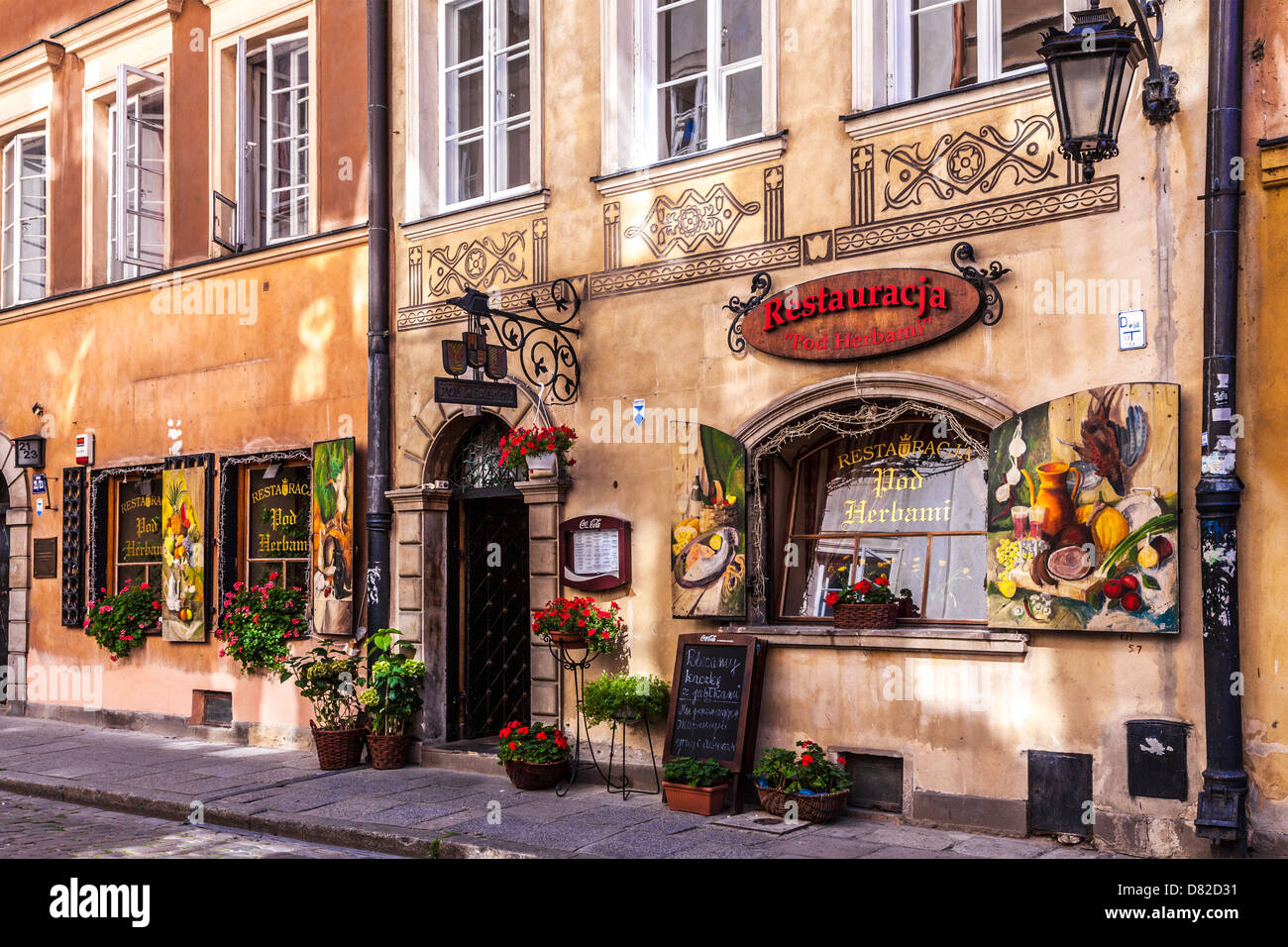 Joli restaurant bistro dans le côté de la rue Stary Rynek dans le quartier historique de Stare Miasto (vieille ville) à Varsovie, Pologne. Banque D'Images