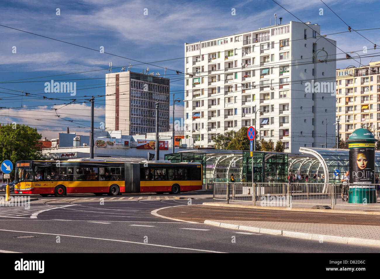 L'Europe de l'est typique de l'été centre-ville scène de rue la place Bankowy (Banque Square) à Varsovie, Pologne. Banque D'Images