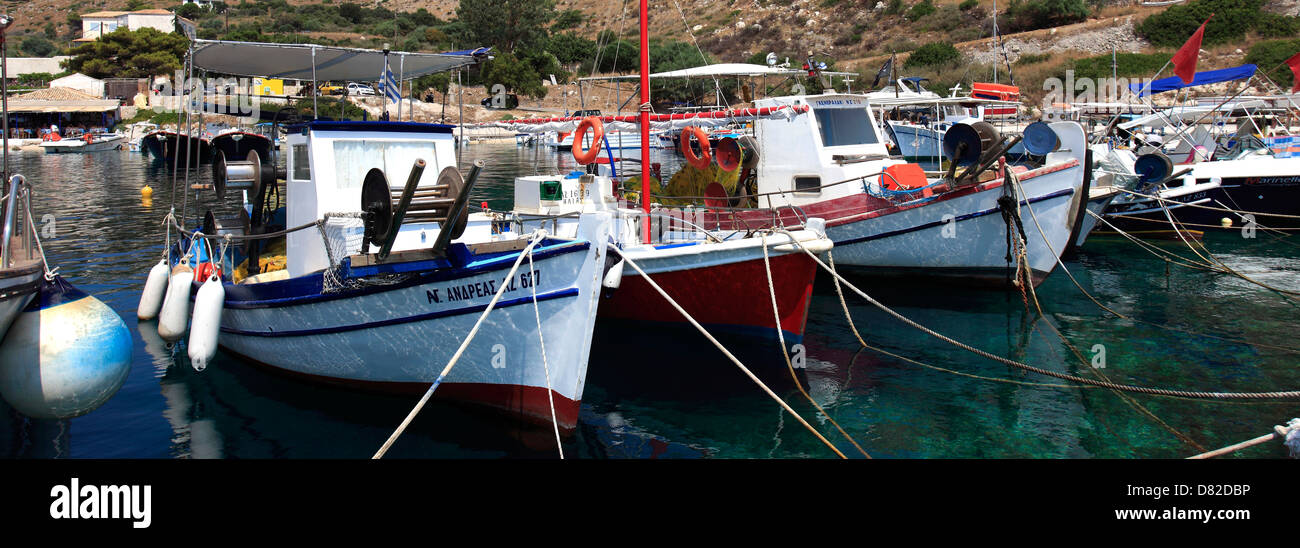 Vue sur les bateaux de pêche dans le port de St Nicholas, village ( St nicks ), l'île de Zakynthos, Zante, Grèce, Europe. Banque D'Images