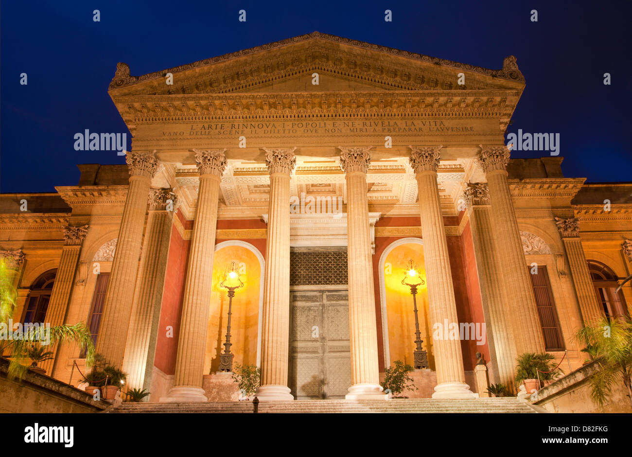 - Théâtre Massimo de Palerme par l'architecte Giovanni Battista Filippo Basile au crépuscule du matin. Bâtiment a été terminé en l'an 1897. Banque D'Images