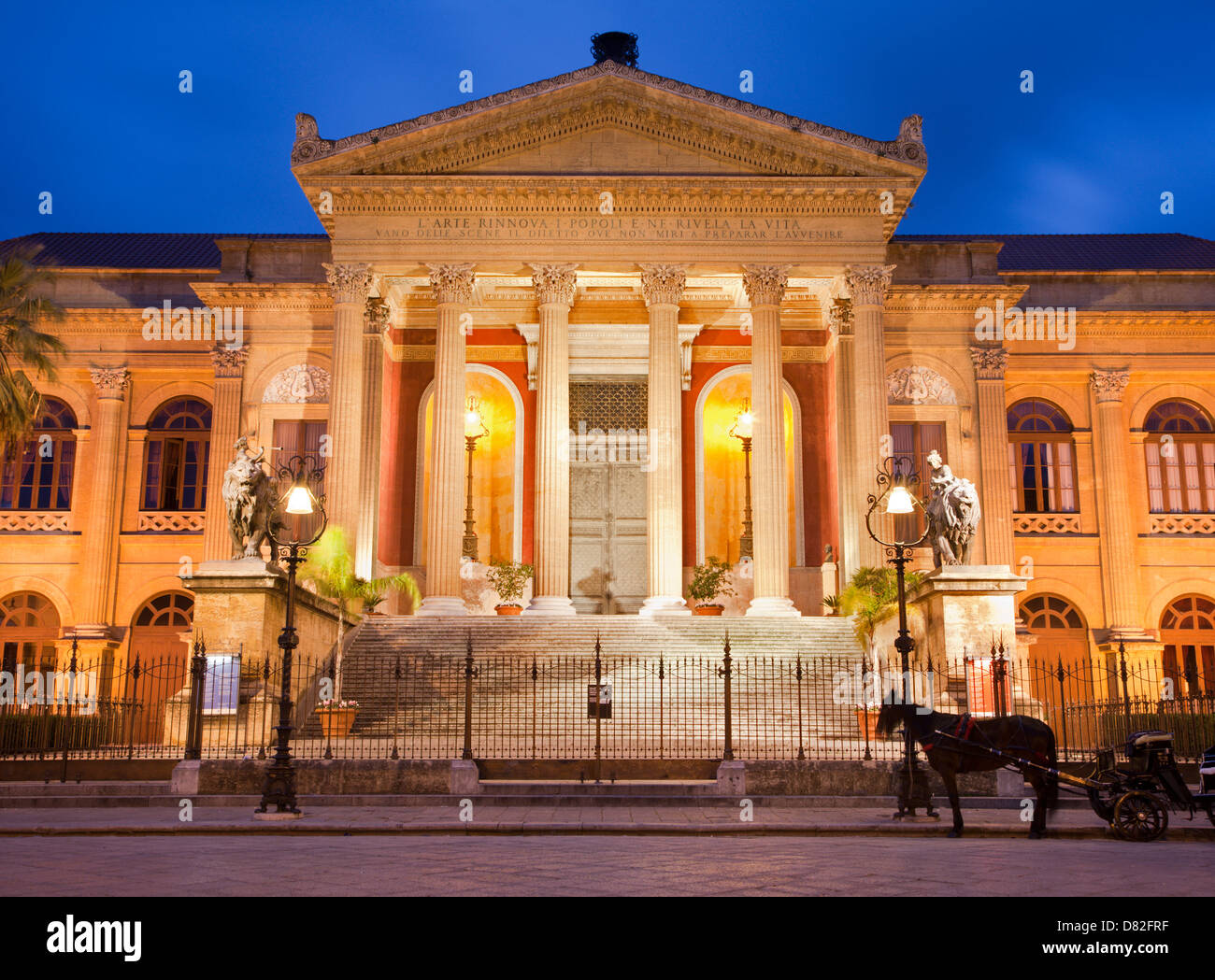 - Théâtre Massimo de Palerme par l'architecte Giovanni Battista Filippo Basile au crépuscule du matin. Bâtiment a été terminé en l'an 1897. Banque D'Images