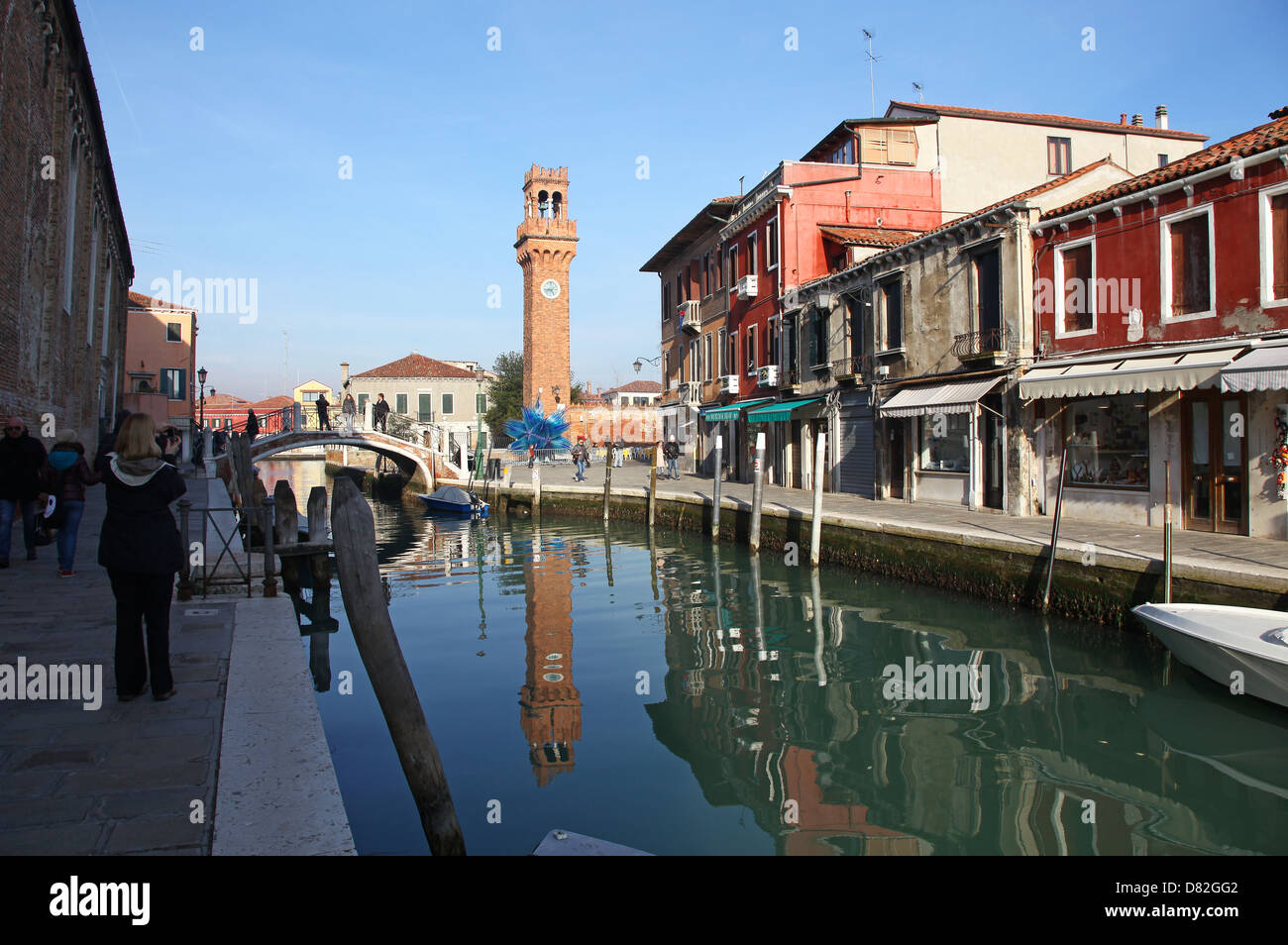 Un pont sur un canal menant à San Stefano square de l'île de Murano Venise Italie Banque D'Images