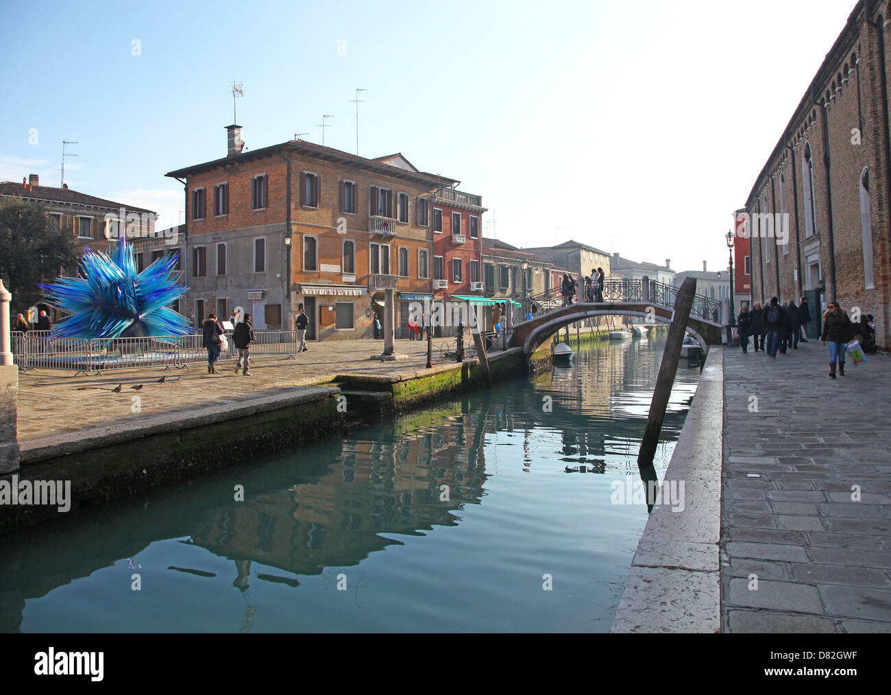 Un pont sur un canal menant à San Stefano square de l'île de Murano Venise Italie Banque D'Images