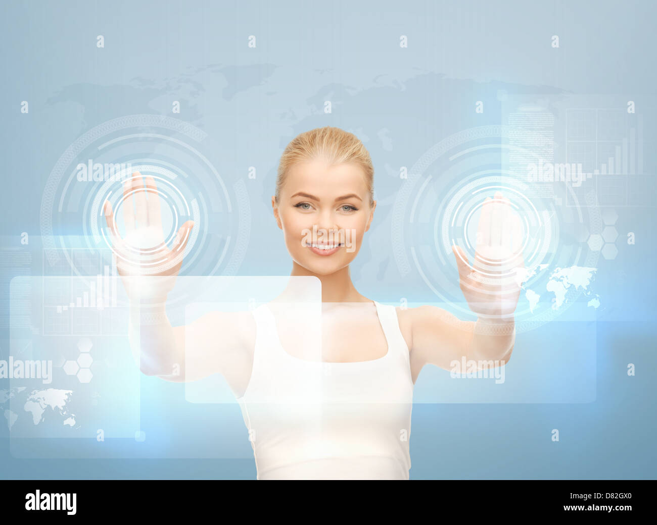 Femme travaillant avec un écran virtuel Banque D'Images
