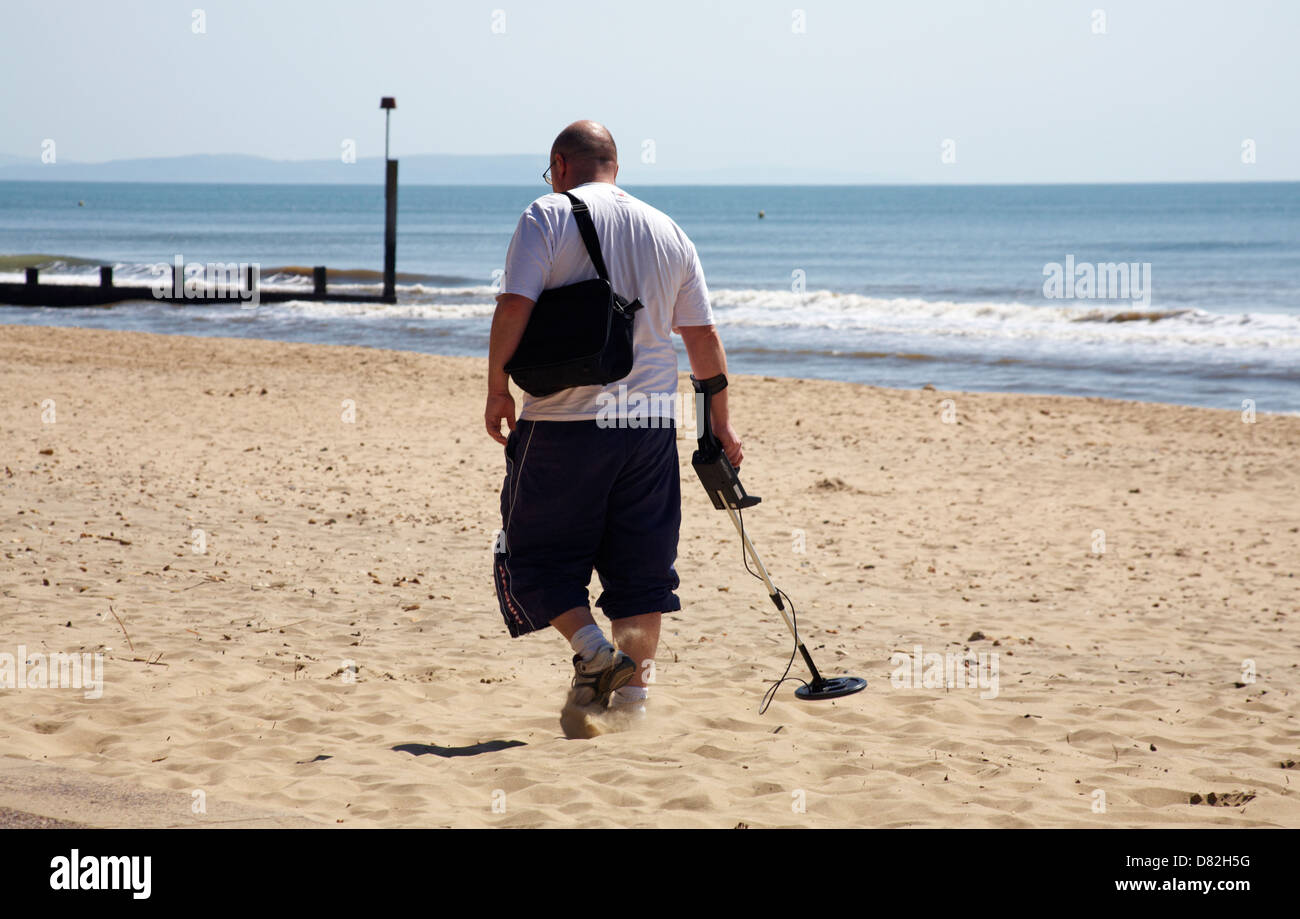 Man with metal detector at bournemouth beach Banque de photographies et