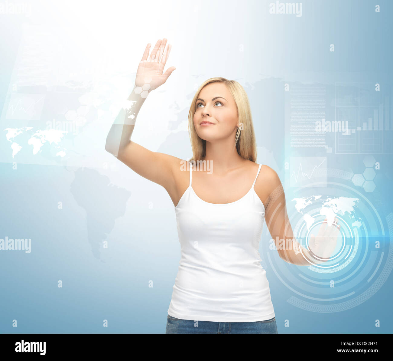 Femme travaillant avec un écran virtuel Banque D'Images