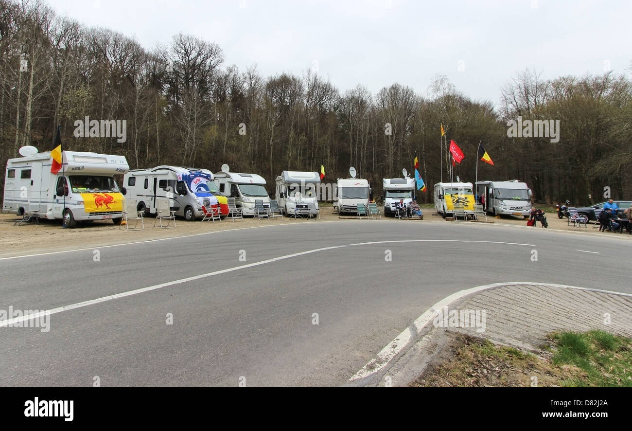 Partisans et leurs maisons à moteur à côté de la route, attendant le vélo pour passer. Banque D'Images