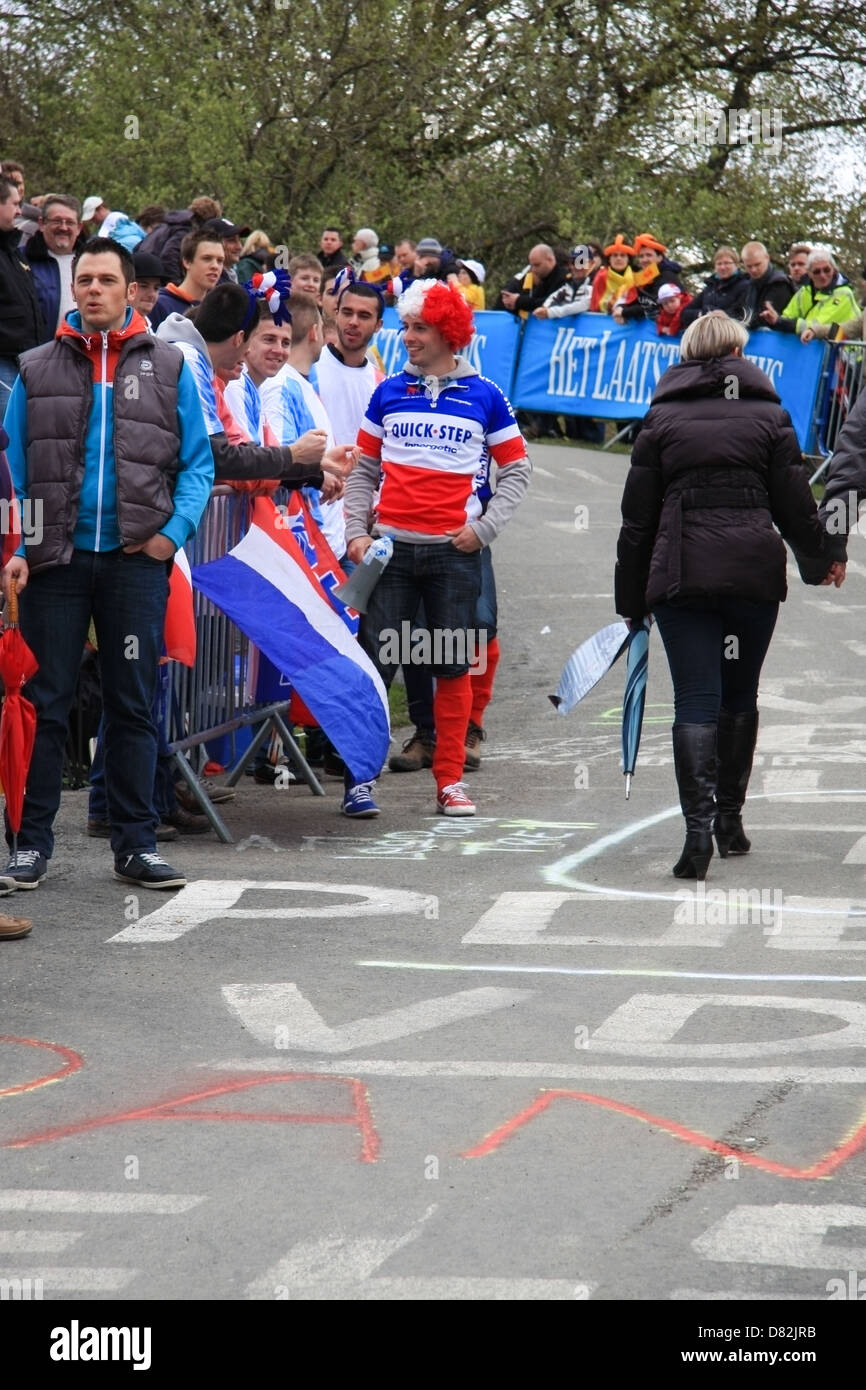 Spectateurs colorés sur La Redoute en amont au cours de Liège Bastogne Liège pro cycling race en Belgique Banque D'Images