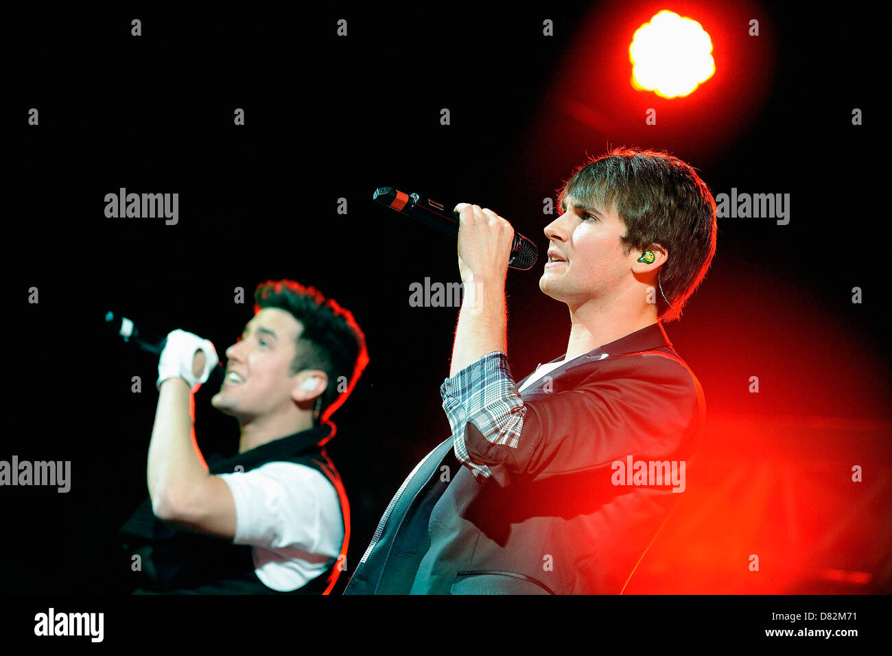 Logan Henderson et James Maslow Big Time Rush joue sur la scène au Centre Air Canada au cours de leur LE MIEUX AVEC U Tour. Banque D'Images