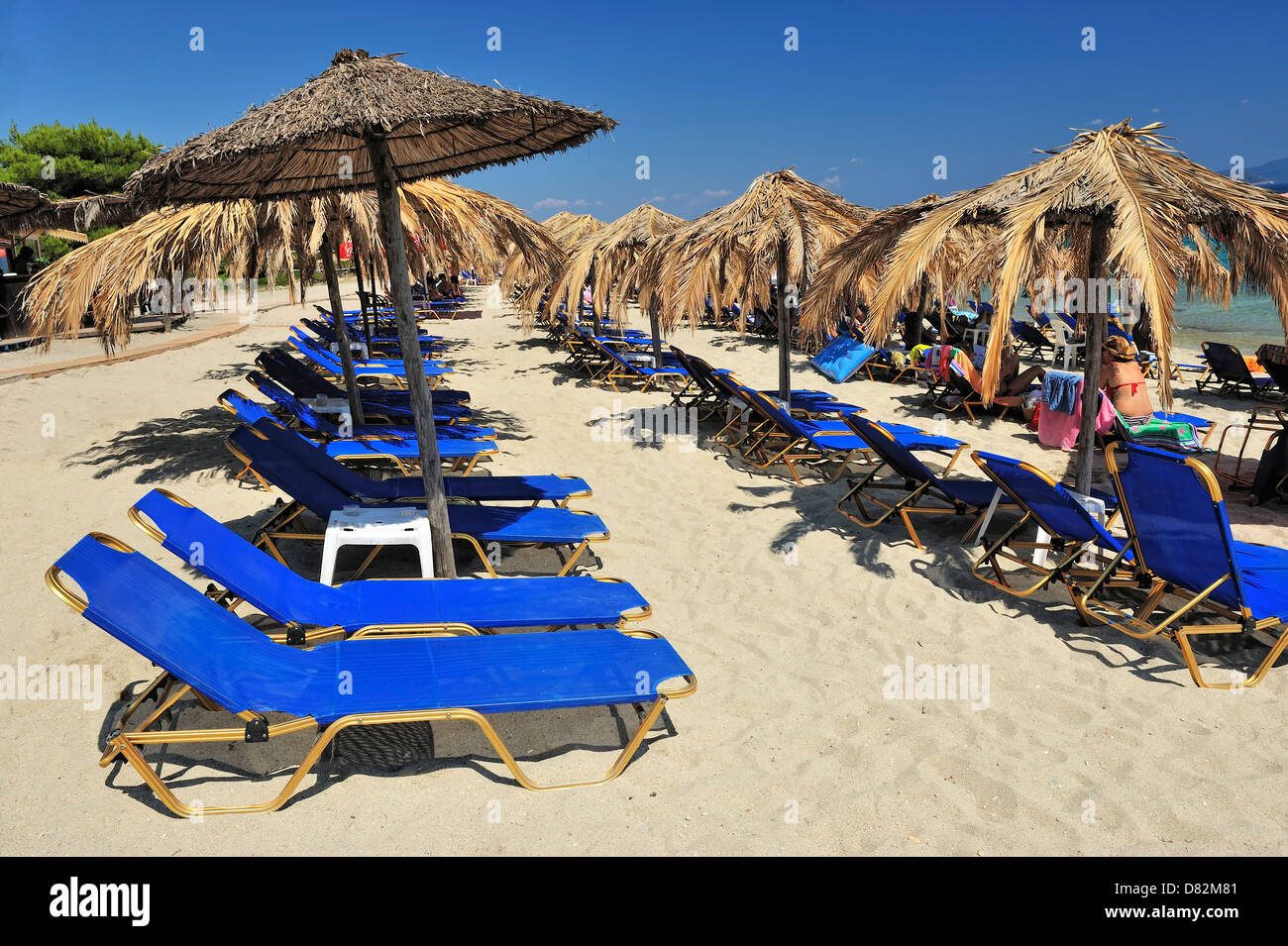 Avis de chaises et parasol sur la plage Banque D'Images