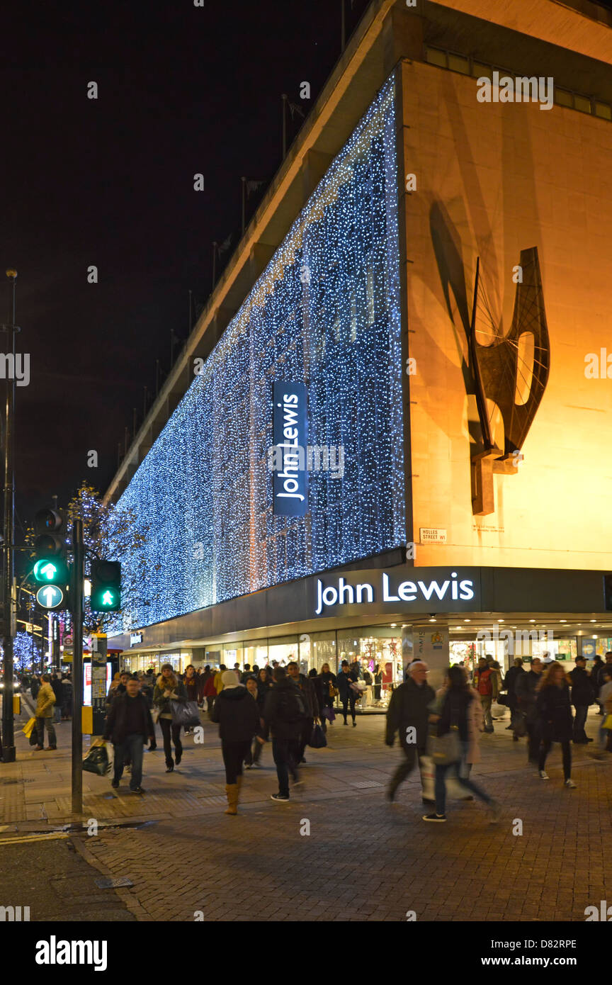 John Lewis department store à Oxford street avec des lumières de Noël et Barbara Hepworth sculpture 'Figure' ailé Banque D'Images