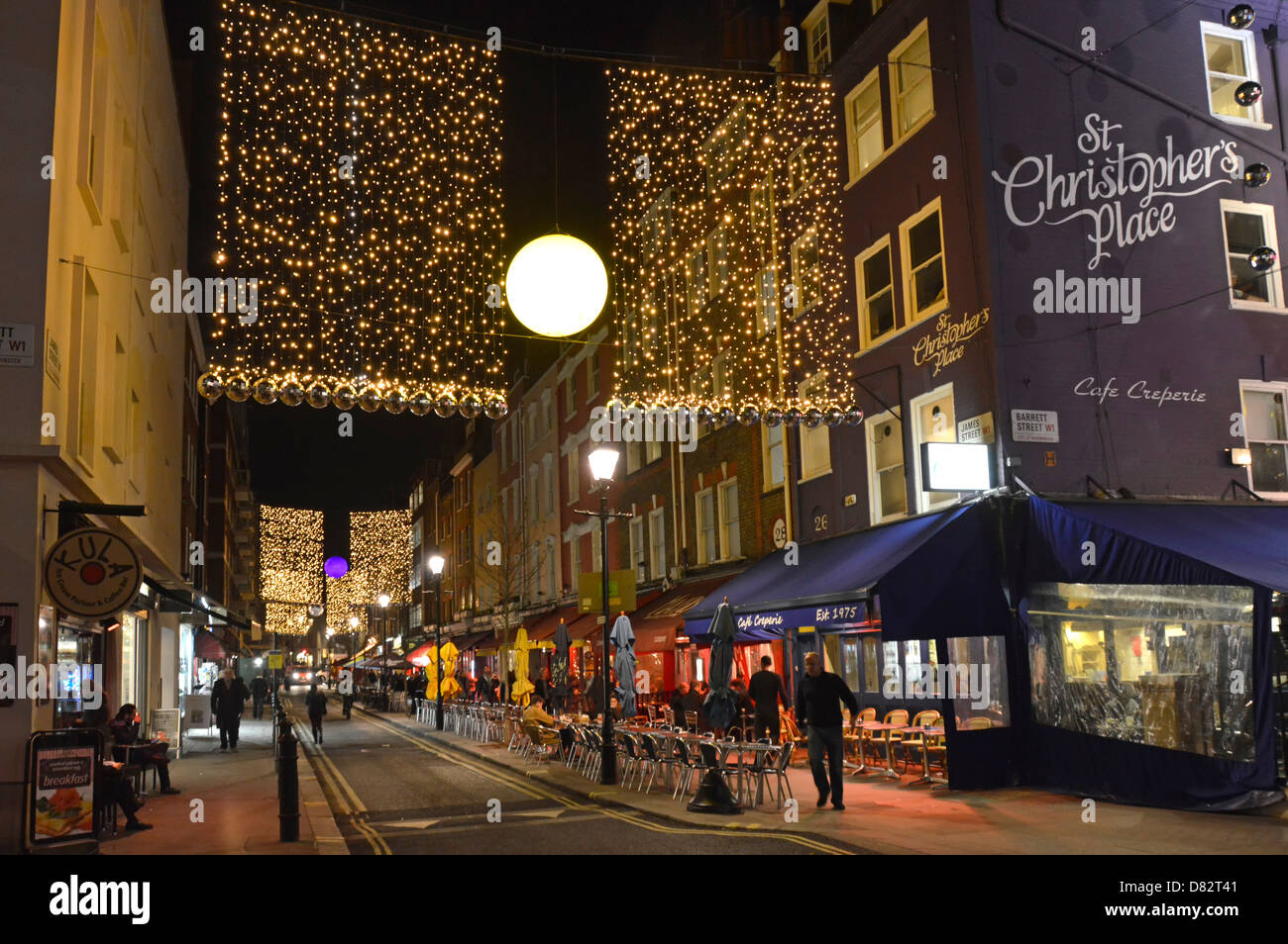 Cafés Bars et restaurants dans la rue James et St Christophers Place dans le West End avec décorations de Noël Banque D'Images