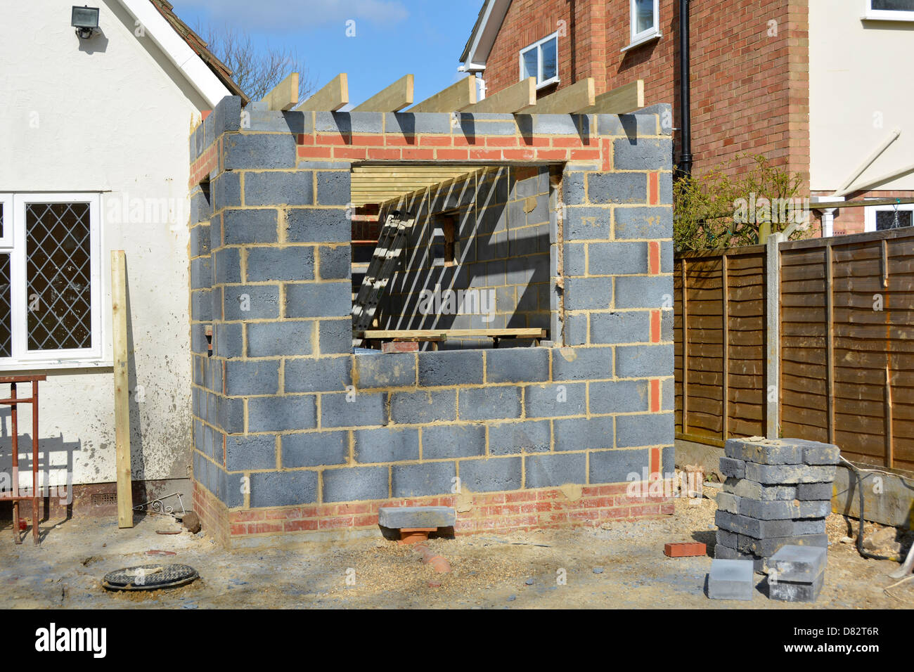 Accueil de deux étages en construction extension chambre à côté d'un mur de blocs maison individuelle est nouvelle cuisine England UK voir plus d'infos remarque ci-dessous Banque D'Images