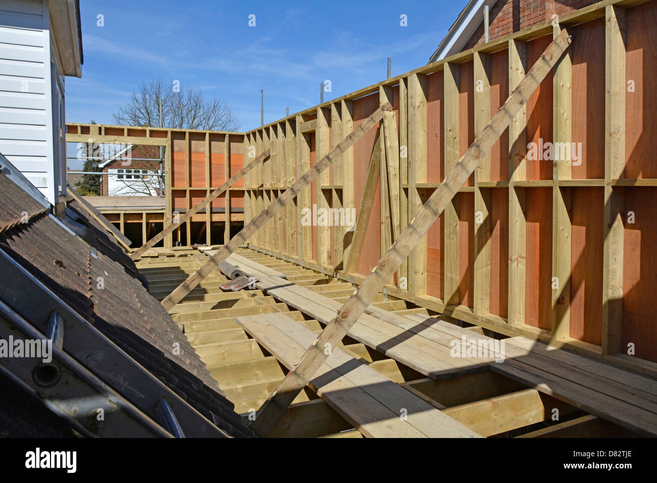 Maison individuelle nouvelle extension chambre première solive de bois et panneaux de contreplaqué, attendre de nouvelles œuvres de pavillon England UK voir plus d'infos remarque ci-dessous Banque D'Images
