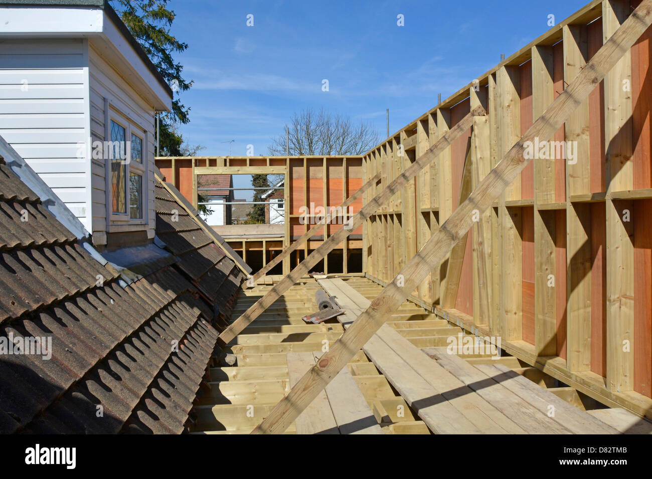 Maison individuelle nouvelle extension chambre première solive de bois et panneaux de contreplaqué, attendre nouvelle toiture England UK voir plus d'infos remarque ci-dessous Banque D'Images