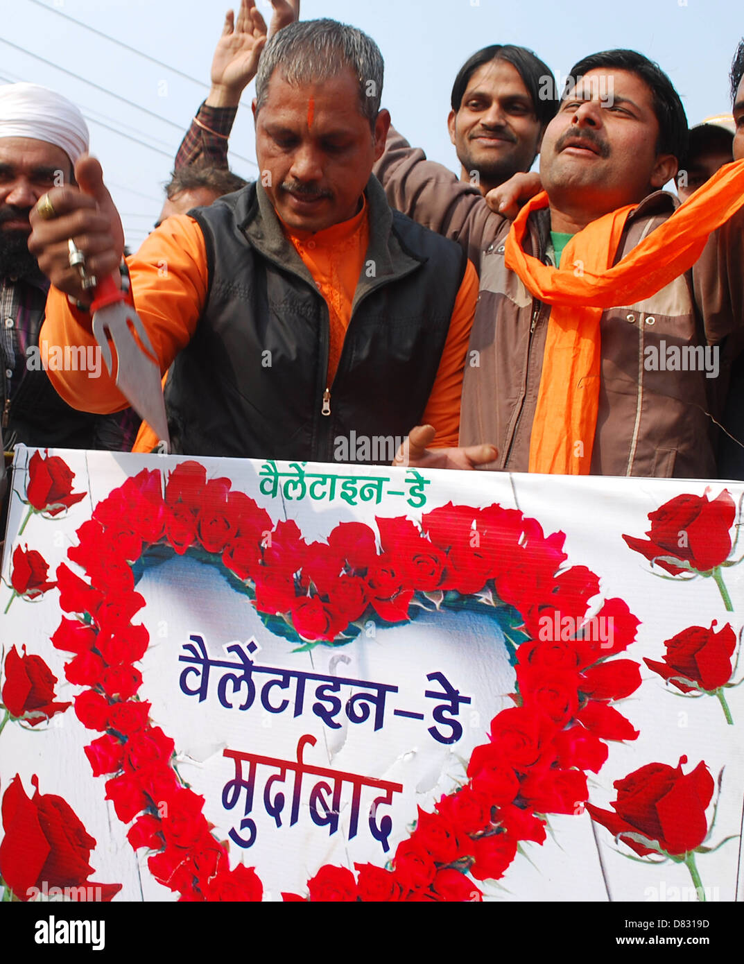 Les militants de l'organisation conservatrice Shiv Sena crier des slogans comme la Saint-Valentin ils déchirer une bannière avec un Banque D'Images
