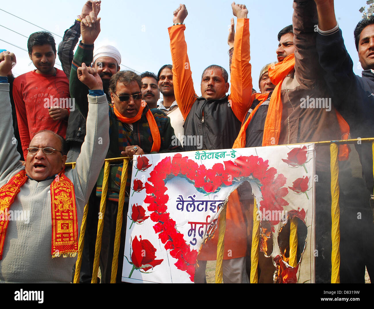 Les militants de l'organisation conservatrice Shiv Sena crier des slogans de la Saint-Valentin comme ils brûlent une bannière avec un Banque D'Images
