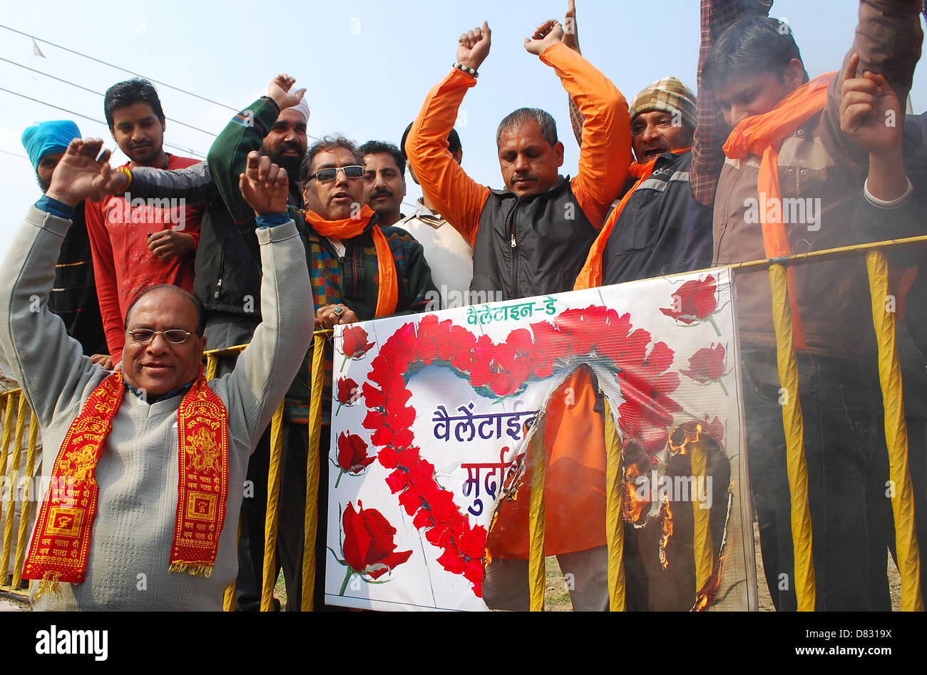 Les militants de l'organisation conservatrice Shiv Sena crier des slogans de la Saint-Valentin comme ils brûlent une bannière avec un Banque D'Images