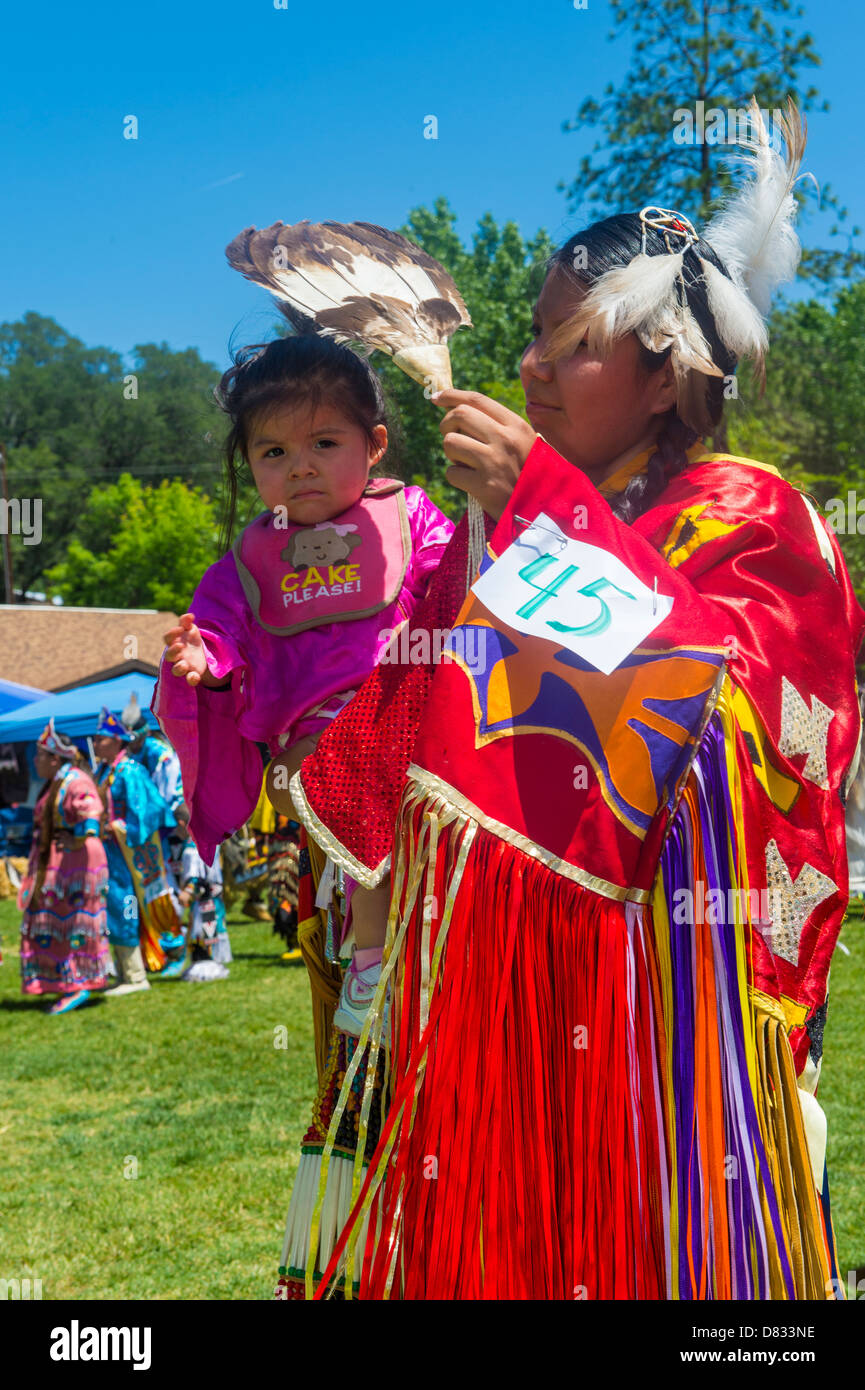 Une famille d'Indiens indigènes non identifié prend part à la Mariposa 20e Pow-wow annuel en Californie Banque D'Images