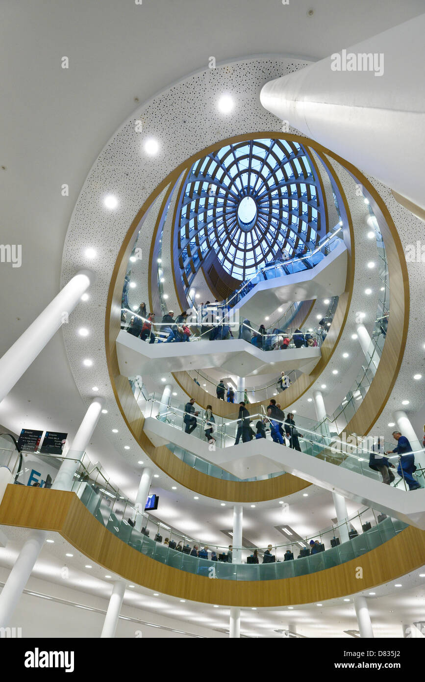 Liverpool, Royaume-Uni. 17 mai 2013. Les visiteurs voir l'atrium central de la bibliothèque centrale de Liverpool sur c'est officiel ré-ouverture après une rénovation de 50 millions de livres. Crédit : Andrew Paterson / Alamy Live News Banque D'Images