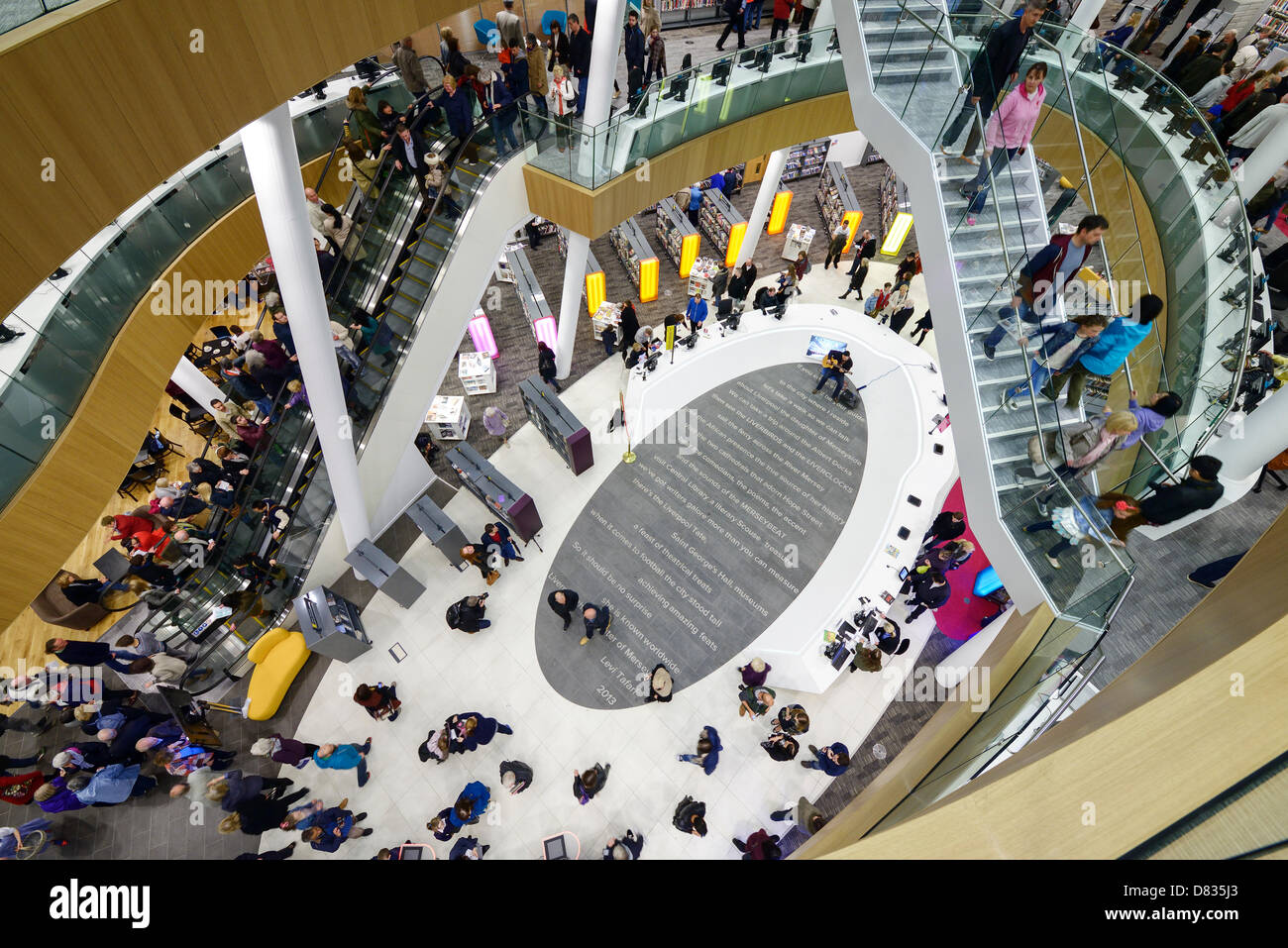 Liverpool, Royaume-Uni. 17 mai 2013. Les visiteurs voir l'atrium central de la bibliothèque centrale de Liverpool sur c'est officiel ré-ouverture après une rénovation de 50 millions de livres. Crédit : Andrew Paterson / Alamy Live News Banque D'Images