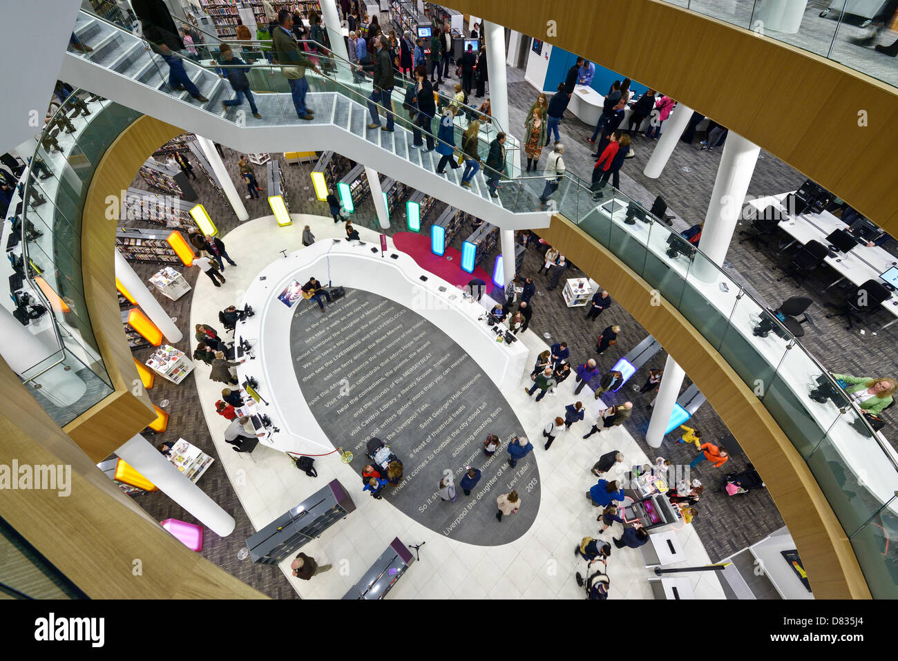 Liverpool, Royaume-Uni. 17 mai 2013. Les visiteurs voir l'atrium central de la bibliothèque centrale de Liverpool sur c'est officiel ré-ouverture après une rénovation de 50 millions de livres. Crédit : Andrew Paterson / Alamy Live News Banque D'Images