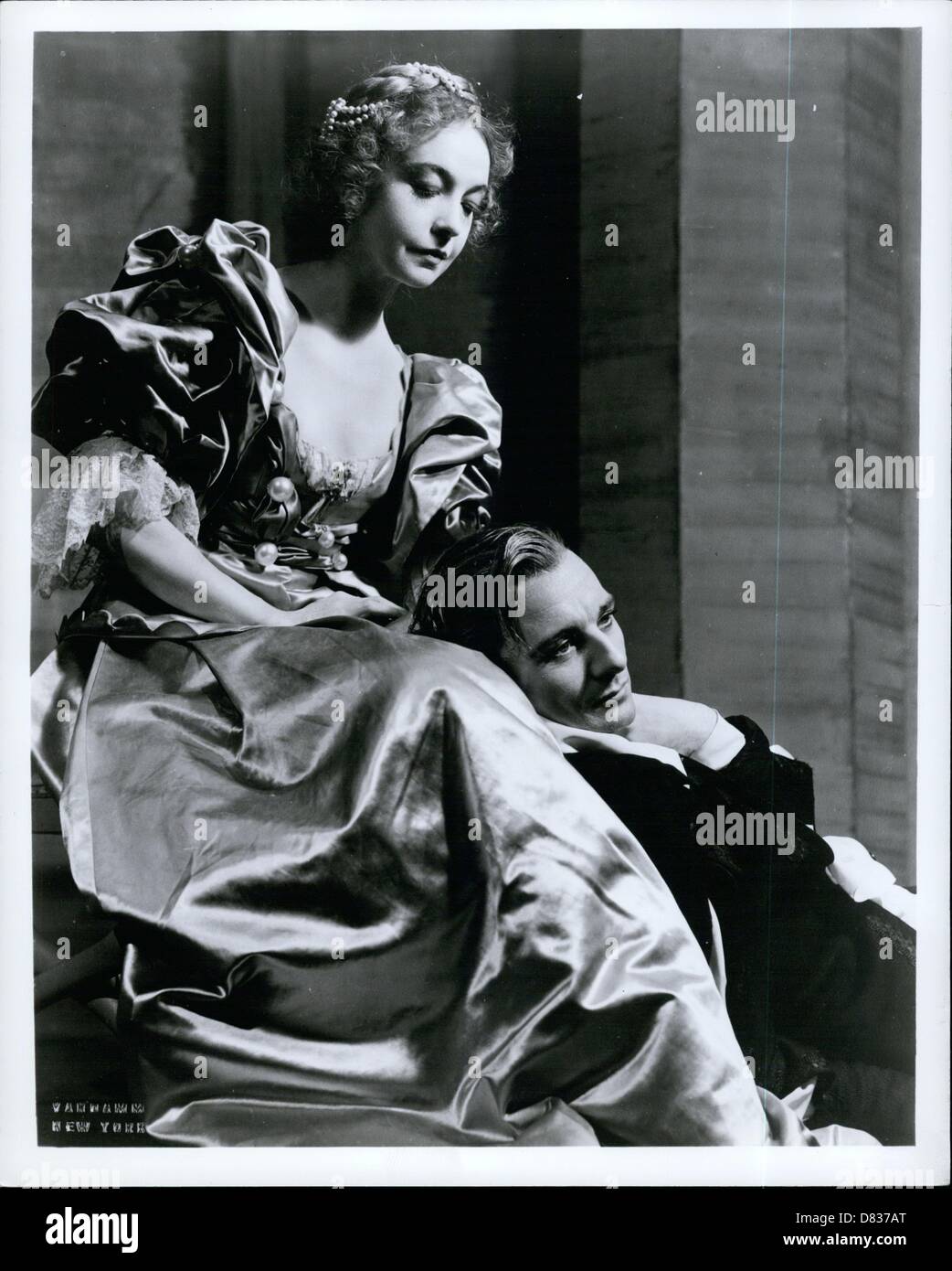 Jun 01, 1936 - New York, New York, États-Unis - LILLIAN GISH (Octobre 14, 1893 - février 27, 1993) était un écran de télévision et actrice dont la carrière s'étend sur 75 ans, de 1912 à 1987. Elle a été appelée 'La Première Dame du cinéma américain". (Date exacte et lieu inconnu) Photo : LILLIAN GISH comme Opelia, et John Gielgud que Hamlet, dans une production de Broadway de la pièce de Shakespeare au Théâtre classique l'Empire en 1936-1937. (Crédit Image : © Keystone Photos USA/ZUMAPRESS.com) (Image Crédit : © Keystone Photos USA/ZUMAPRESS.com) Banque D'Images