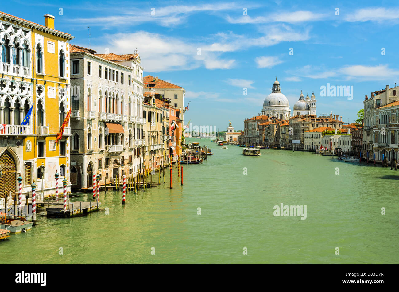 Vue sur le Grand Canal vers la Basilique Santa Maria della Salute, Venise Banque D'Images