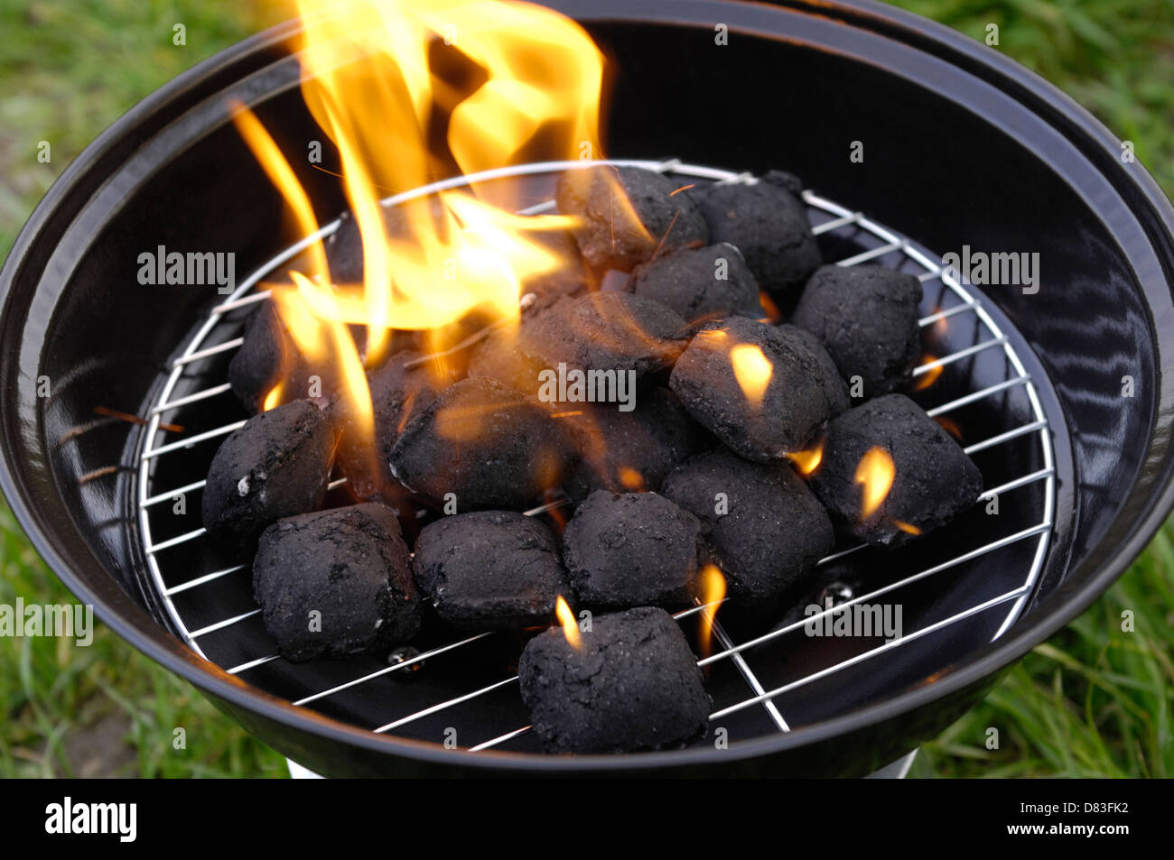 Barbecue briquettes Banque de photographies et d'images à haute résolution  - Alamy