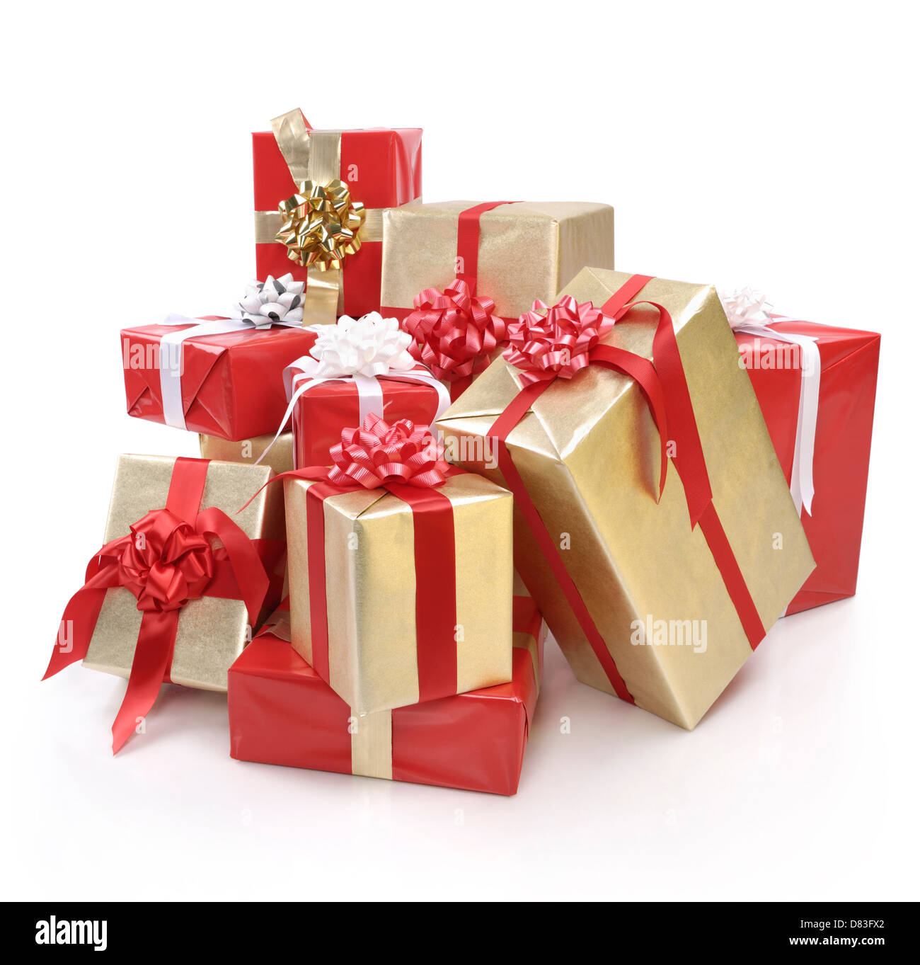 Gros tas de cadeaux de Noël isolé sur fond blanc Photo Stock - Alamy