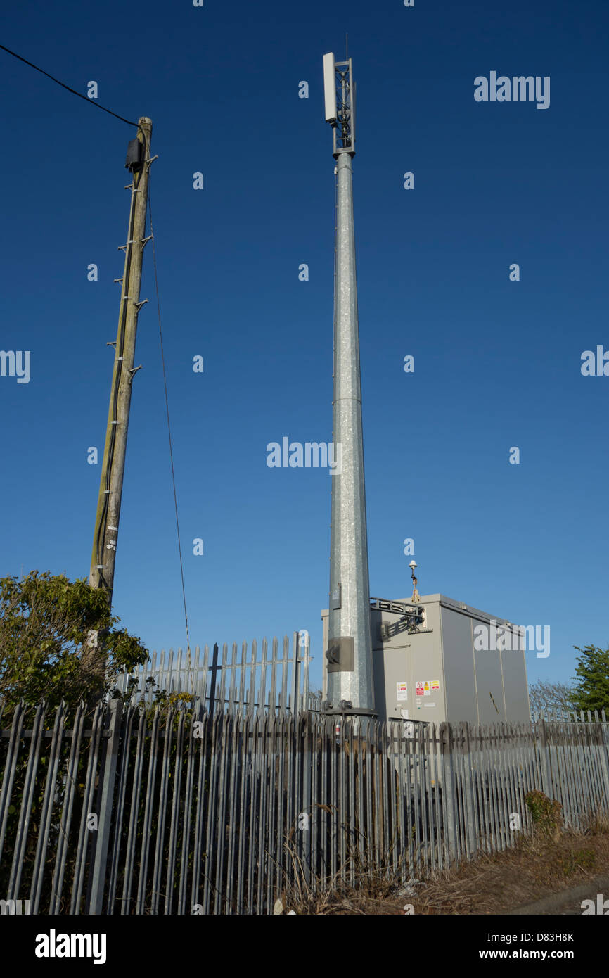 Le mât et la cabine d'équipement ferroviaire Réseau RCS de systèmes de communication radio à côté des voies de chemin de fer. Banque D'Images