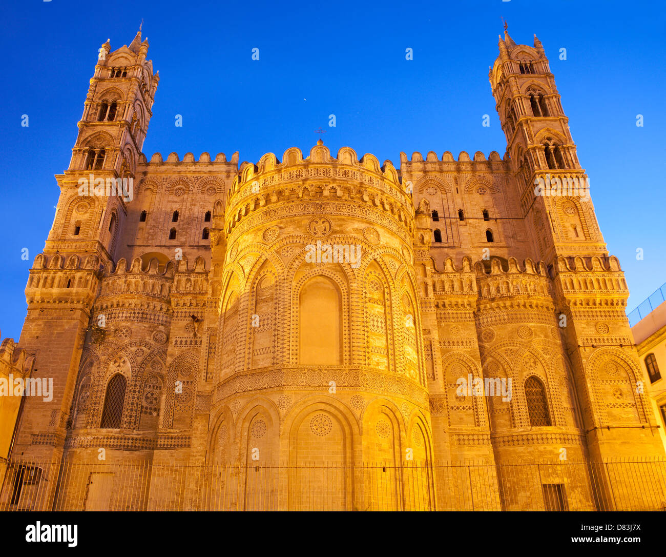 Palermo - Sanctuaire de la Cathédrale ou Duomo en style Gothic-Catalan au crépuscule Banque D'Images