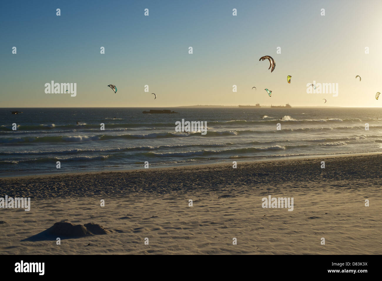 Kite surfeurs au coucher du soleil de Bloubergstrand Cape Town Afrique du Sud Banque D'Images