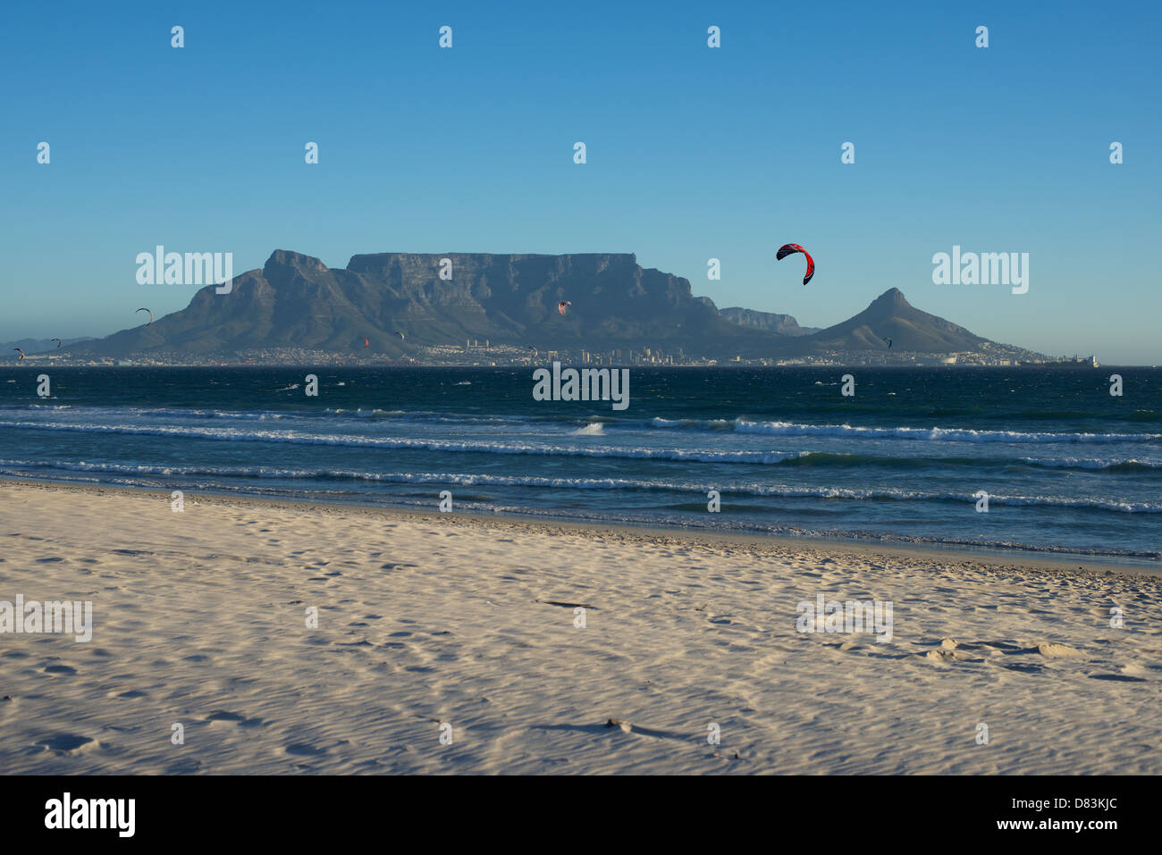 La montagne de la table avec kite surfeurs de Sunset Beach Cape propre Afrique du Sud Banque D'Images