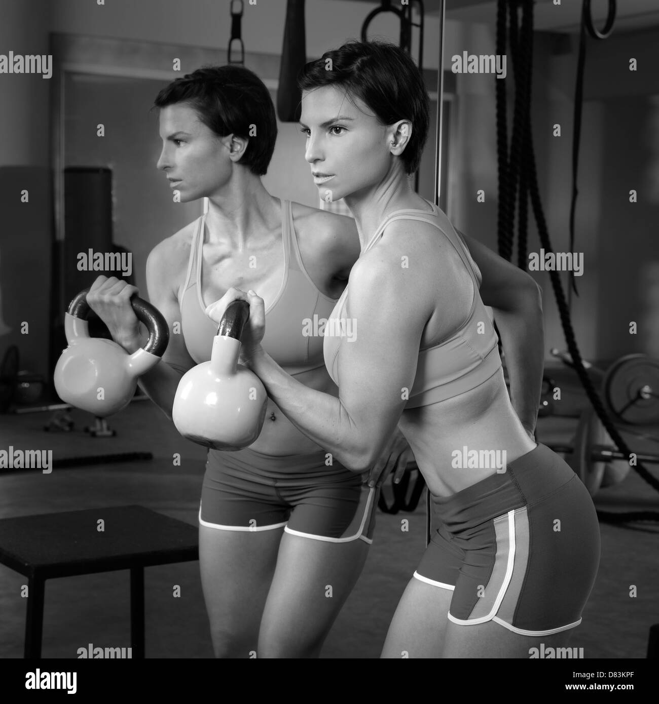 Fitness Crossfit le levage de poids Kettlebell workout miroir femme à exercer à gym Banque D'Images