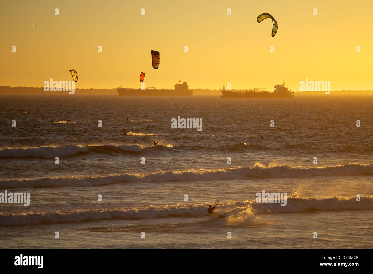Kite surfeurs au coucher du soleil de Bloubergstrand Cape Town Afrique du Sud Banque D'Images