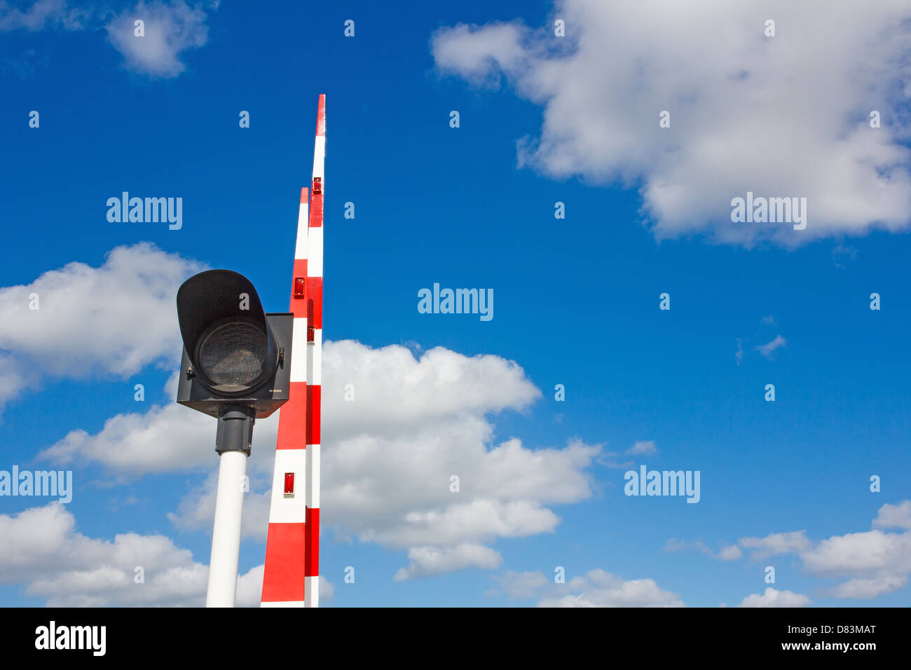 Barrière et feu de circulation du pont contre le ciel bleu Banque D'Images