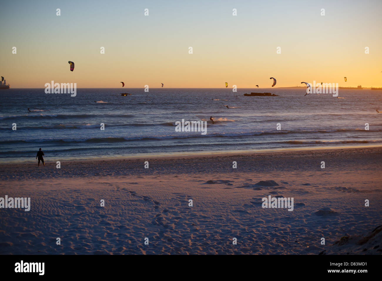 Kite surfeurs au coucher du soleil de Bloubergstrand Cape Town Afrique du Sud Banque D'Images