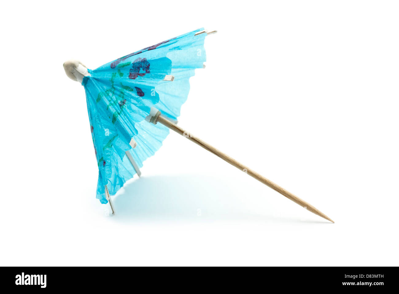 Parapluie cocktail bleu isolé sur fond blanc Banque D'Images