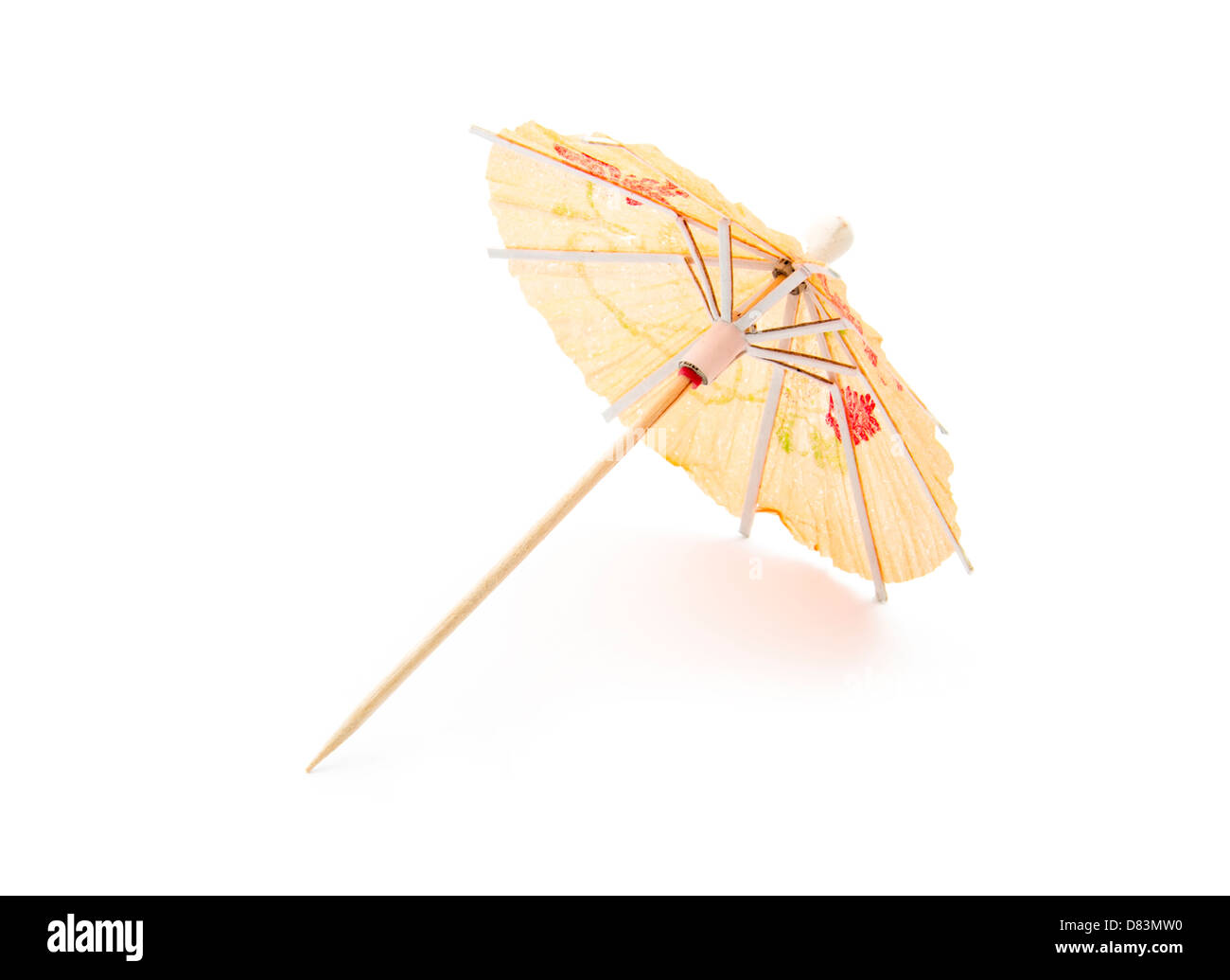 Parapluie cocktail orange isolé sur fond blanc Banque D'Images