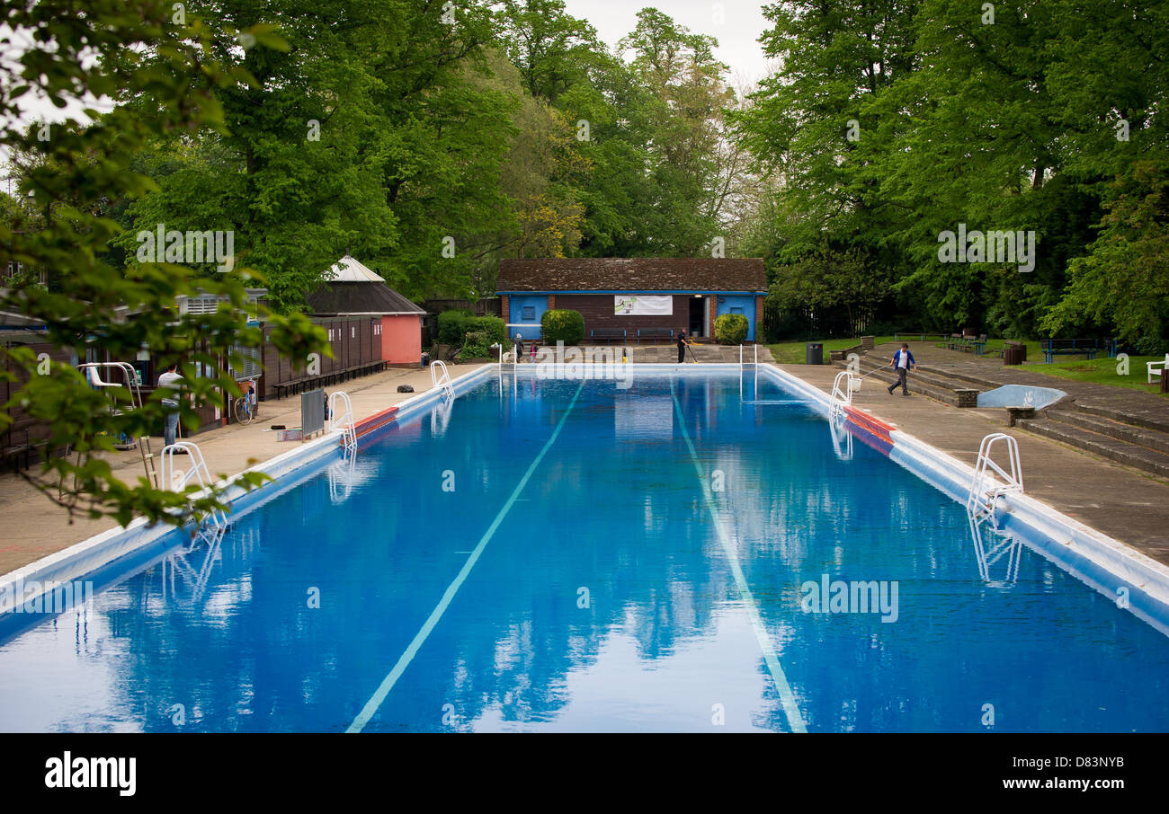 Cambridge, UK. Le 18 mai 2013. L'ouverture de la Jesus Green Lido Cambridge. La piscine ouverte sur Jésus Green est 90 ans cette année et a été inauguré aujourd'hui par le maire de Cambridge, Sheila Stuart, qui a également pris un bain dans la piscine la temprature était de 13 degrés. Credit : JAMES LINSELL-CLARK / Alamy Live News Banque D'Images