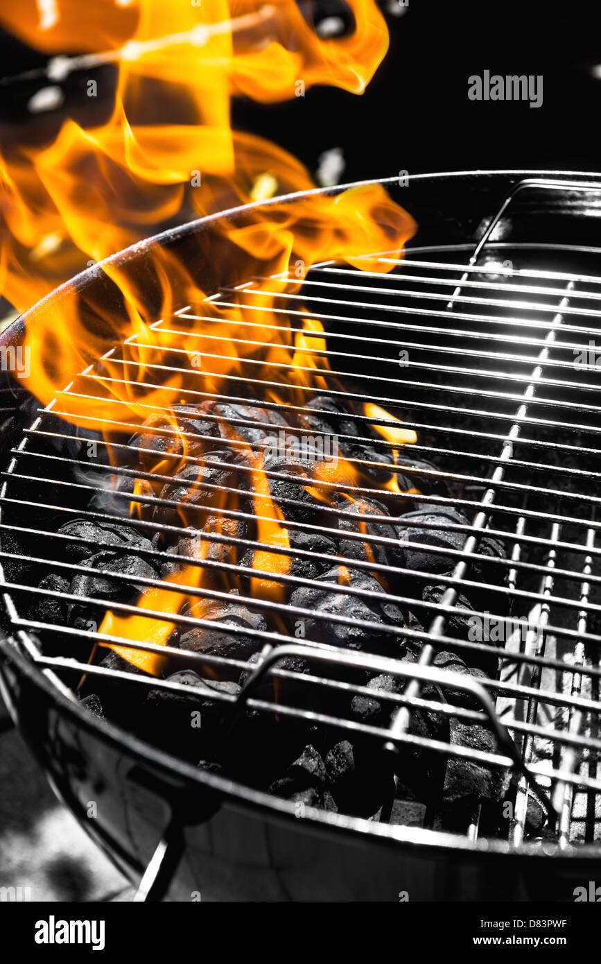 Le noir et blanc/orange grill fire Banque D'Images
